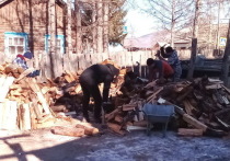Сотрудники вневедомственной охраны по Баунтовскому району Республики Бурятия помогли подготовиться к предстоящей зиме семье своего мобилизованного земляка