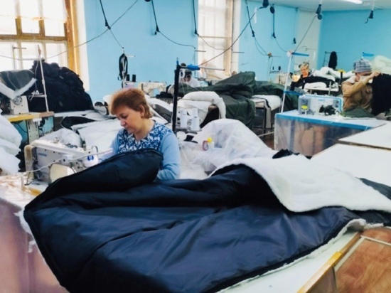 Во Мстере шьют по 200 спальников для нужд СВО ежедневно