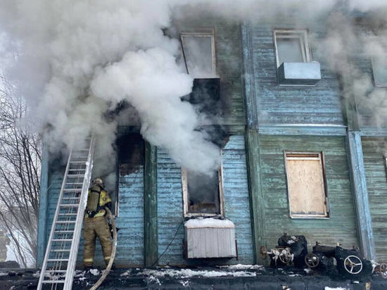 Жильцов эвакуировали из горящего деревянного дома в Губкинском