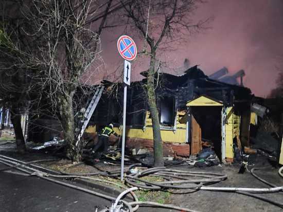 Пожаром с погибшей в центре Калуги занялись следователи