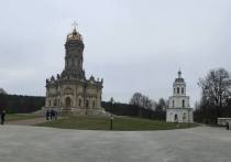 В подмосковной усадьбе Дубровицы воссоздали уникальную колокольню с храмом святых мучеников Андриана и Натальи