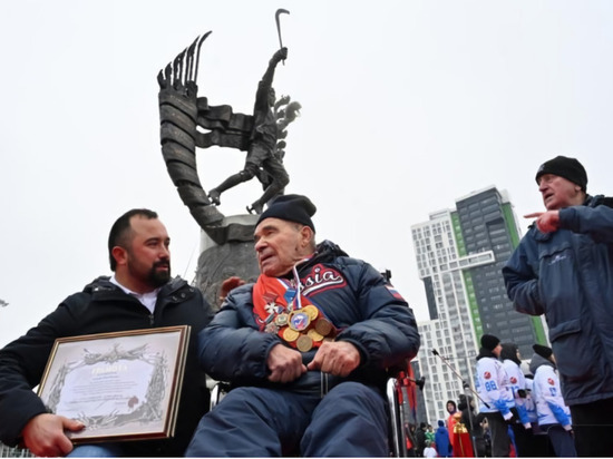 В Екатеринбурге открылась скульптурная композиция, посвященная Николаю Дуракову и его команде
