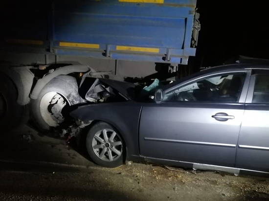 Под Воронежем очередная легковушка въехала под КамАЗ