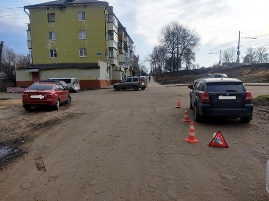 В Орле иномарка задним ходом почти раздавила пенсионера