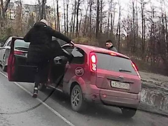 Пензенец устроил рукопашную на обочине дороги
