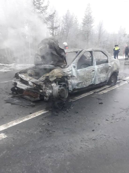 На трассе в Мурманской области люди спасались из горящих автомобилей бегством