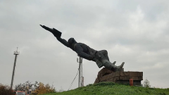 На видео попал момент сноса памятника "Украина - освободителям" в Ужгороде