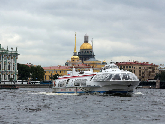 Более 100 тысяч человек решили добраться до Кронштадта по воде, чтобы не стоять в пробках