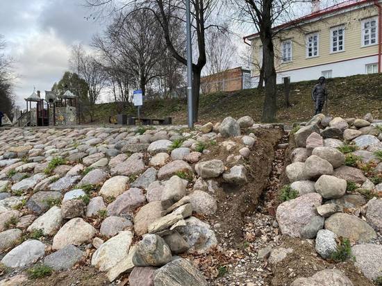 Около памятника солдатам Первой мировой войны укрепляют склон