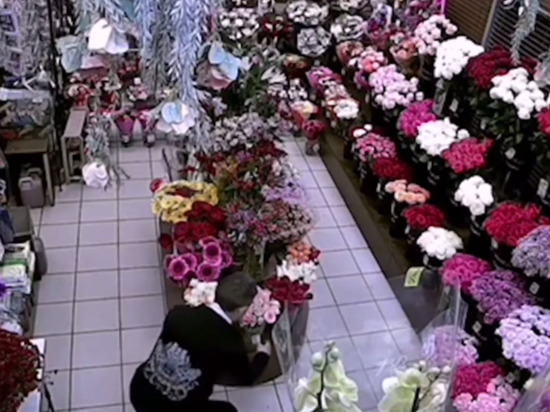 Вор-романтик украл 50 роз из цветочного на Стачек