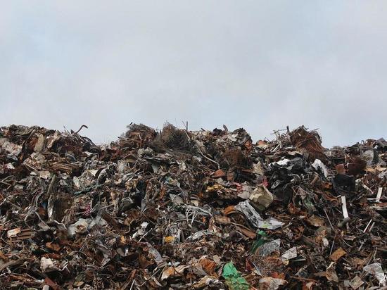 Белгородка пожаловалась на кучу мусора возле школы для слабослышащих