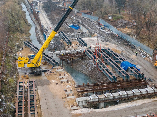 Во Владимире на Рпенском проезде работает 700-тонный подъемный кран