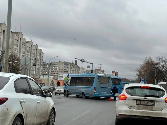 В Ярославле маршрутка и легковушка «поставили» Московский проспект