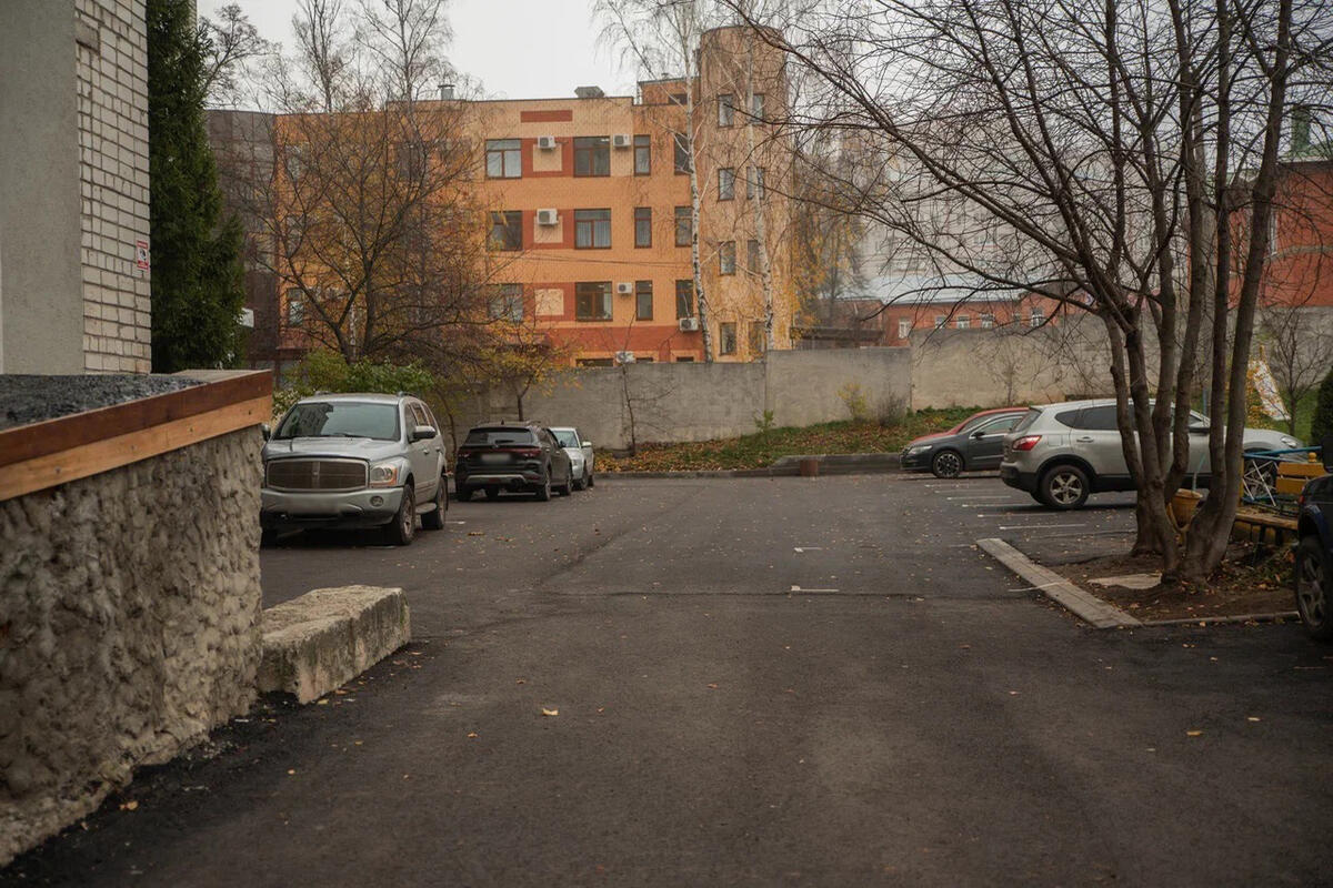 Ронин ул димитрова. Широкая улица во дворах. Объединение дворовой территории 2 домов. Улица Демехина 37. Многоквартирный дом двор на улице фото