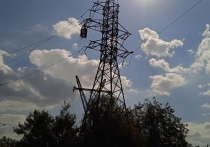 Как сообщил мэр Ясиноватой Дмитрий Шевченко в своем телеграм-канале, из-за критической нагрузки на электросеть в городе возможны веерные отключения света