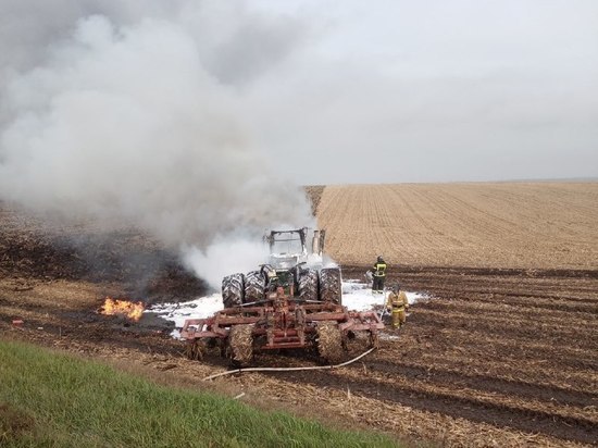 В одном из сел Белгородской области в поле сгорел трактор