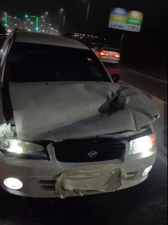 «Водитель в рубашке»: В Улан-Удэ металлический столб упал на автомобиль