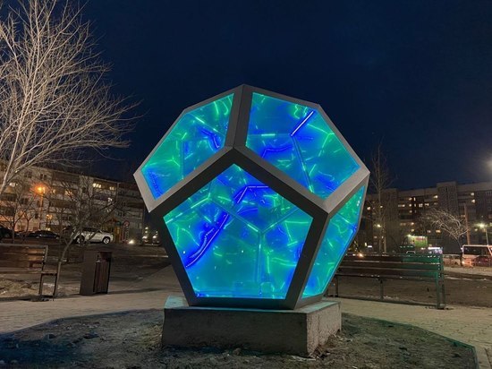 В одном из скверов Улан-Удэ появился светящий многогранник