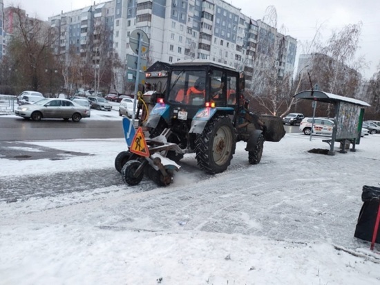 Более сорока коммунальных машин выехали на уборку улиц Барнаула