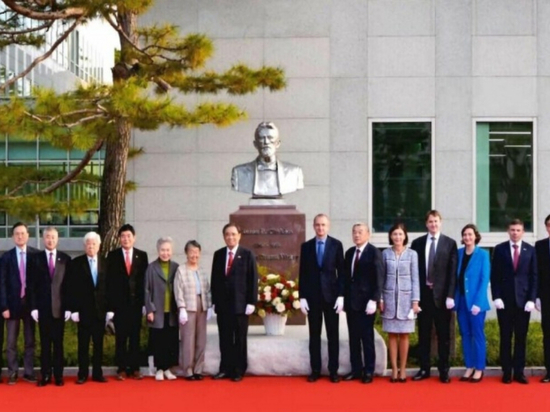 Хабаровский край отметился на открытии бюста Чехову в Южной Корее