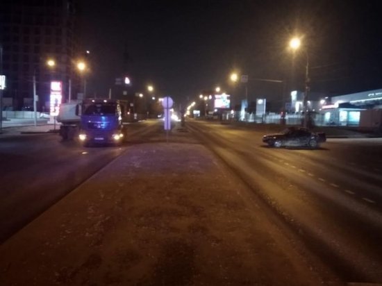 Три человека пострадали в ночной аварии с фурой в Новосибирске