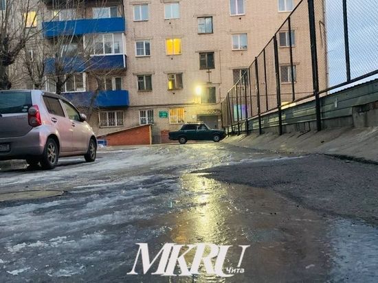 Жильцы дома на Онискевича пожаловались на неубранный лёд во дворе