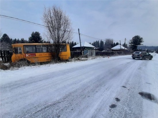 В Красноярском крае школьный автобус столкнулся с легковушкой