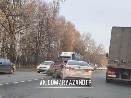 На Южной окружной в Рязани столкнулись Volkswagen Passat и Kia Rio