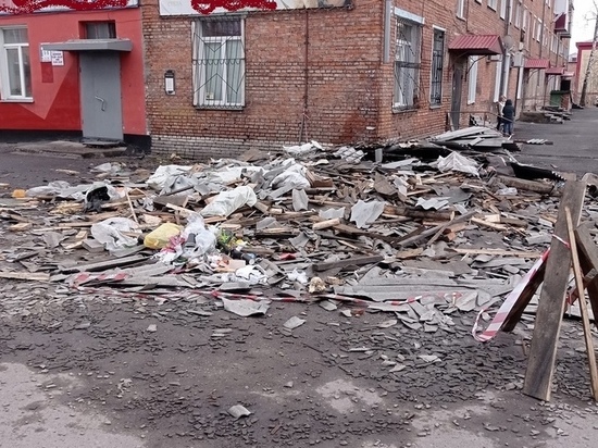 Участок улицы в кузбасском городе утопает в строительном мусоре
