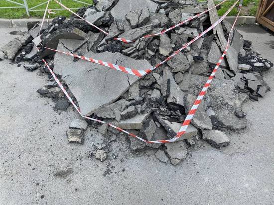 Спасатели разворотили асфальт, чтобы вытащить голого мужчину из трубы в Пулково