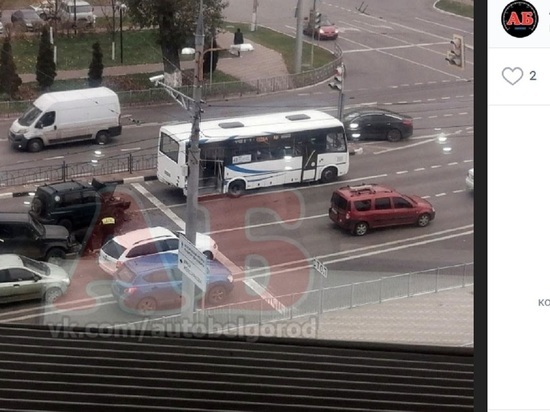 На Богдана Хмельницкого в Белгороде столкнулись две иномарки и ПАЗ