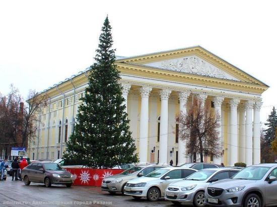 На Театральной площади в Рязани установили 12-метровую новогоднюю ёлку