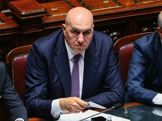 Глава Минобороны Италии призвал ЕС прекратить неизбирательный прием беженцев
