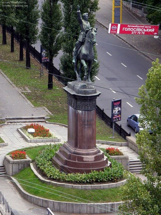 В Киеве решили снести памятники Щорсу и Ватутину