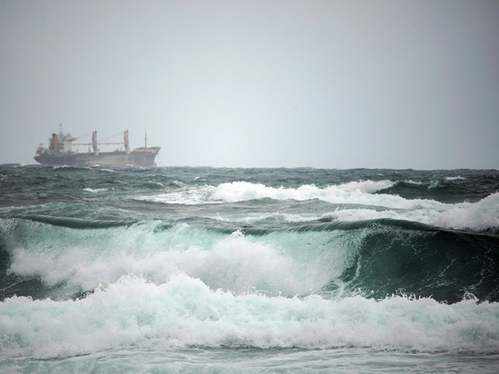 В акватории Сочинского морского торгового порта разлилось пятно топлива