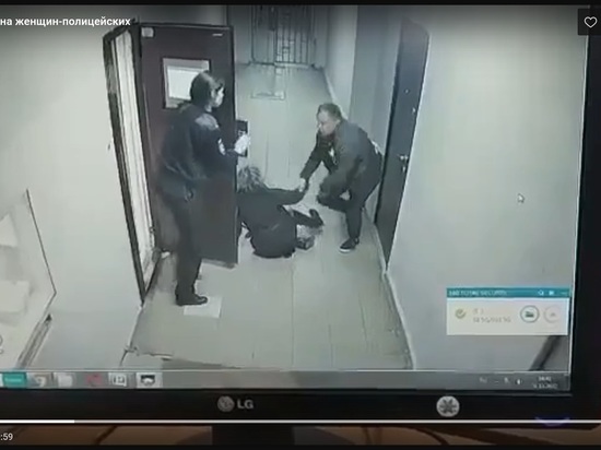Появилось видео нападения задержанного на полицейских в Обнинске