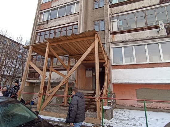 Разрушающийся дом на Марата в Мурманске закрыли щитом после визита комиссии