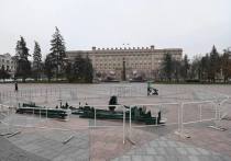 На Соборной площади в Белгороде приступили к монтажу новогодней елки