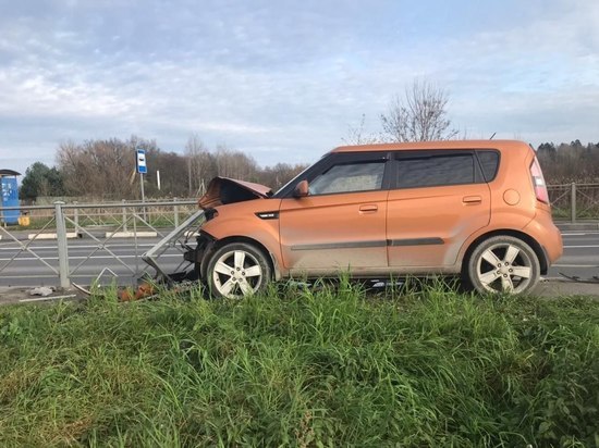 Под Калининградом автомобилистка отвлеклась на плач своего ребенка и врезалась в забор