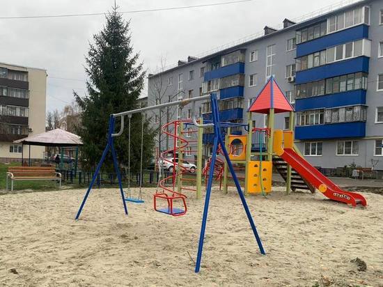 В Курске потратили 3,3 млн рублей на благоустройство двора на улице Краснознаменной