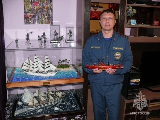 Сотрудник МЧС из Минусинска создал потрясающую коллекцию корабликов в аквариумах