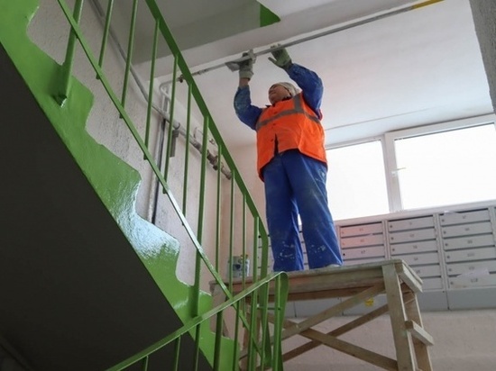 В многоквартирных домах Смоленска «Жилищник» делает сезонный ремонт подъездов