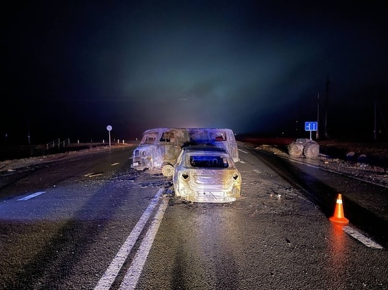 Три автомобиля столкнулись под Вологдой, два из них сгорели