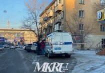 Мужчина, которого утром 11 ноября обнаружили мертвым у бара недалеко от перекрестка улиц Чайковского и Богомягкова в Чите, мог выпасть из окна своей квартиры