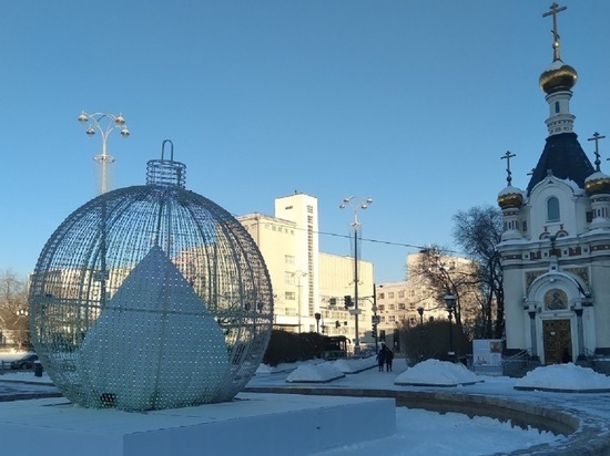 Екатеринбург к Новому году будут украшать золотистыми и белыми игрушками