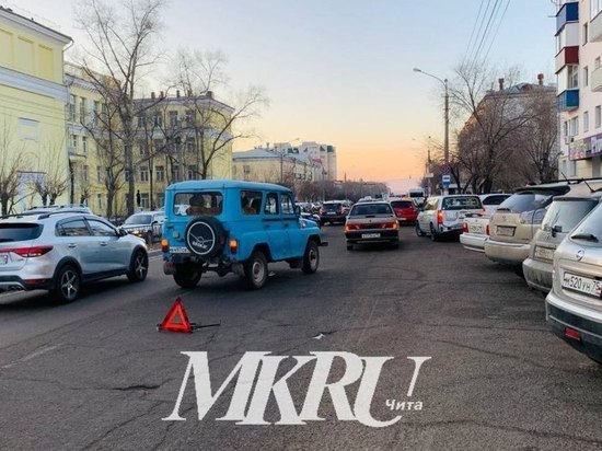 УАЗ и Lada Samara столкнулись около ЧТОТиБа в Чите