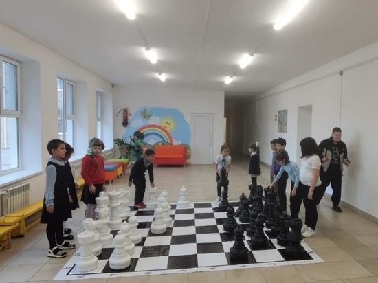 В сельской школе Калмыкии появилась гигантская шахматная доска