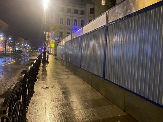 Тротуар у «Чернышевской» освободили от строительного забора для пешеходов