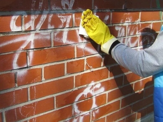 Молодой человек разрисовал стену многоэтажки на улице Володарского