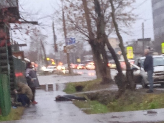 В Ярославле молодой мужчина упал на улице и умер